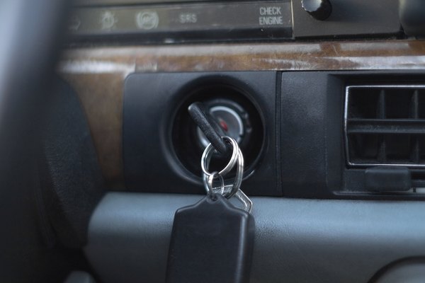 Gunter_Nezhoda/iStock/Getty Images car key in ignition