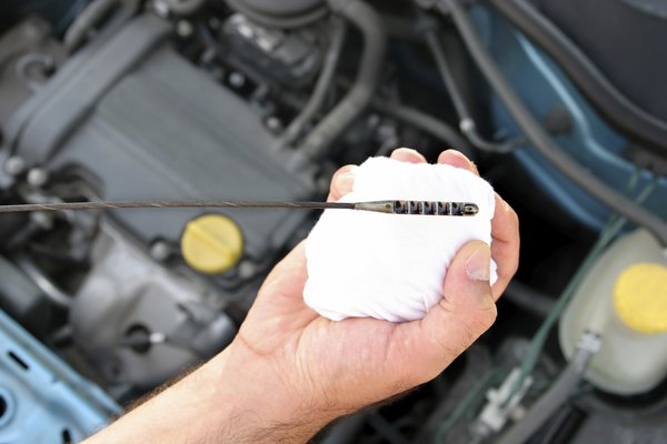 Vladimir Mucibabic/iStock/Getty Images engine oil dipstick